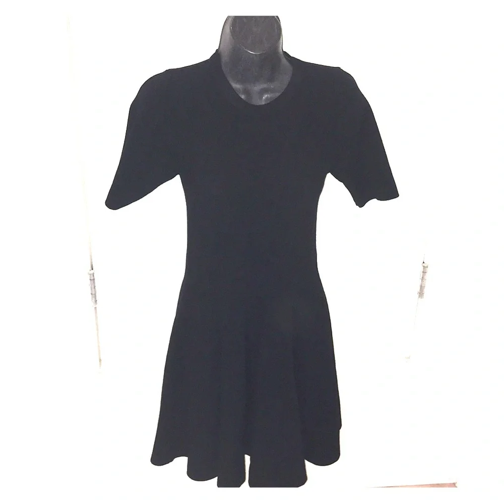 - Verty black short sleeve dress M knit fit & flare